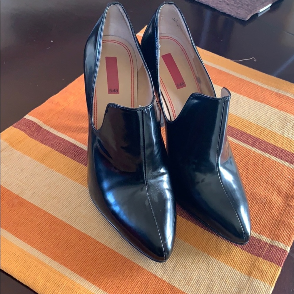 SAKS purchased black 5:48 high heel shoes.